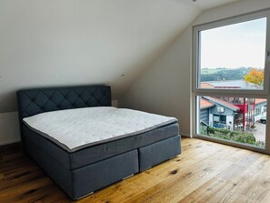 3 habitaciones, tabla de planchar con plancha y cuna de viaje 