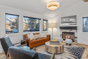 Smart TV, fireplace