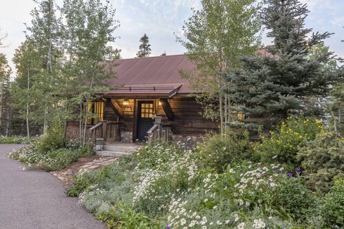 Ski-in/Ski-out Cottage with spectacular mountain views