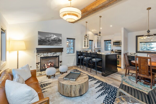 Smart TV, fireplace