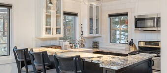 Ski-in/Ski-out Cottage with spectacular mountain views