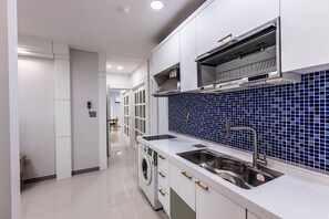 Refrigerador, microondas, utensilios de cocina