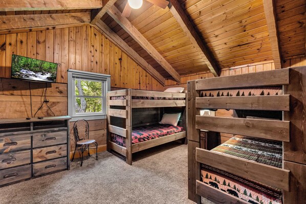 4 bedrooms, desk, iron/ironing board, WiFi