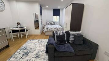 1 habitación, tabla de planchar con plancha, wifi y ropa de cama