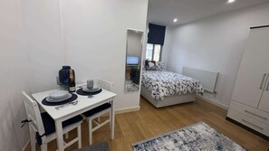 1 dormitorio, tabla de planchar con plancha, wifi y ropa de cama