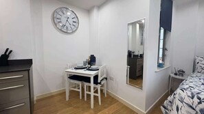 1 dormitorio, tabla de planchar con plancha, wifi y ropa de cama