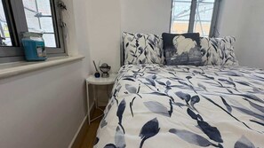 1 dormitorio, tabla de planchar con plancha, wifi y ropa de cama
