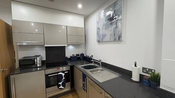 Mikrowelle, Toaster, Esstisch