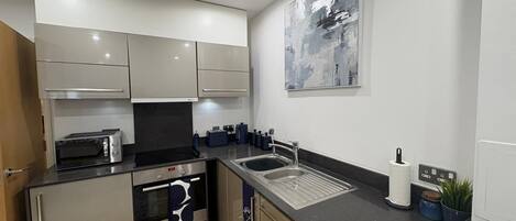 Mikrowelle, Toaster, Esstisch