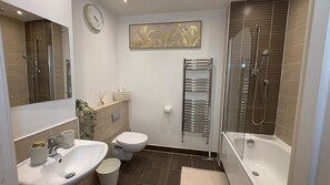 Sèche-cheveux, serviettes fournies, savon, shampoing