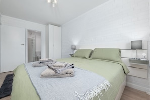 1 bedroom, iron/ironing board, WiFi, bed sheets - Seabreeze Escape – Stylish 1BR Apartment Close to Beach & River (Mosman Park)