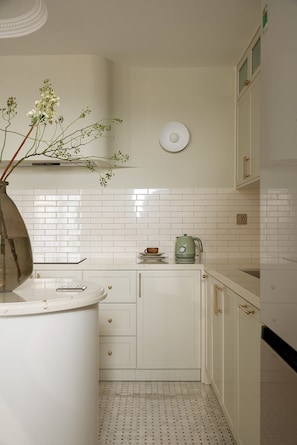 Artículos del minibar gratis y decoración personalizada