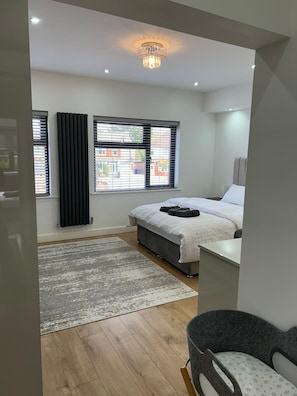 4 habitaciones, tabla de planchar con plancha, wifi y ropa de cama