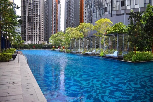 4 outdoor pools