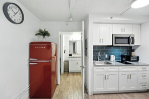 Fridge, microwave, oven, stovetop - Centro Flats 503 Comfy and Spacious Studio (Austin)