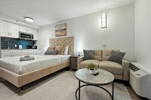 1 Schlafzimmer, Schreibtisch, Bügeleisen/Bügelbrett, Reisekinderbett