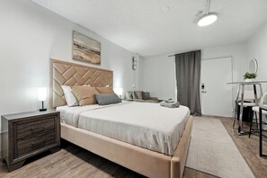 1 chambre, bureau, fer et planche à repasser, lit de bébé portatif