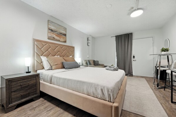 1 bedroom, desk, iron/ironing board, travel crib - Centro Flats 503 Comfy and Spacious Studio (Austin)