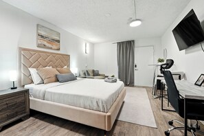 1 bedroom, desk, iron/ironing board, travel crib - Centro Flats 503 Comfy and Spacious Studio (Austin)