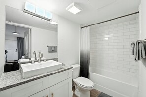 Hair dryer, towels - Centro Flats 503 Comfy and Spacious Studio (Austin)
