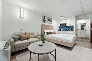 1 chambre, bureau, fer et planche à repasser, lit parapluie