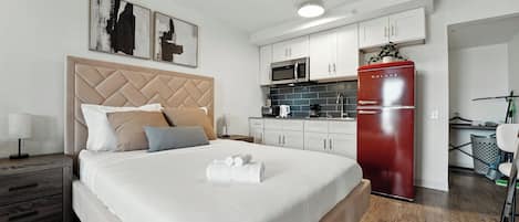 1 Schlafzimmer, Schreibtisch, Bügeleisen/Bügelbrett, Reisekinderbett