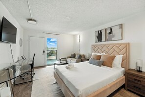 1 habitación, escritorio, tabla de planchar con plancha y cuna de viaje