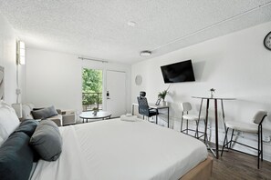 1 bedroom, desk, iron/ironing board, travel cot - Centro Flats 614 I Comfy and Spacious studio (Austin)