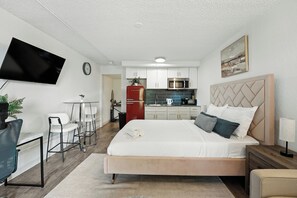 1 室のベッドルーム、デスク、アイロン / アイロン台、旅行用ベビーベッド