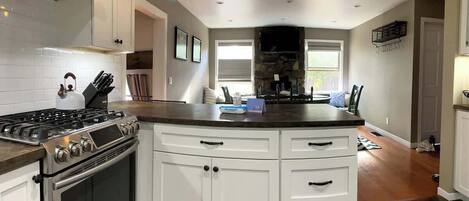 Réfrigérateur, four à micro-ondes, un four, surface de cuisson