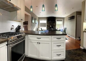 Fridge, microwave, oven, stovetop - Family Friendly, Charming Truckee Getaway , Walk to Shops & Dining (Truckee)