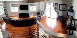 TV, fireplace, books - Family Friendly, Charming Truckee Getaway , Walk to Shops & Dining (Truckee)