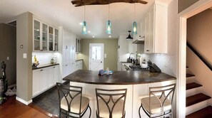 Fridge, microwave, oven, stovetop - Family Friendly, Charming Truckee Getaway , Walk to Shops & Dining (Truckee)