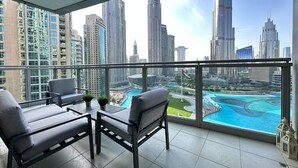Ein Balkon mit Blick auf die Stadt, darunter hohe Gebäude und ein Yachthafen.