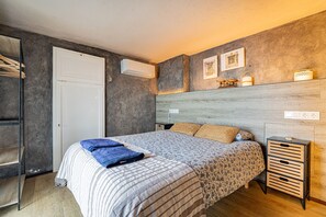 4 makuuhuonetta, silitysrauta/-lauta, ilmainen Wi-Fi, vuodevaatteet