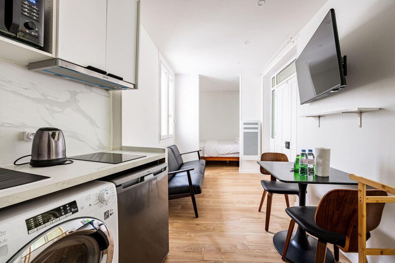 Mikrowelle, Wasserkocher mit Kaffee-/Teezubehör