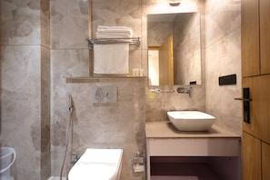 Dusche, kostenlose Toilettenartikel, Handtücher, Seife