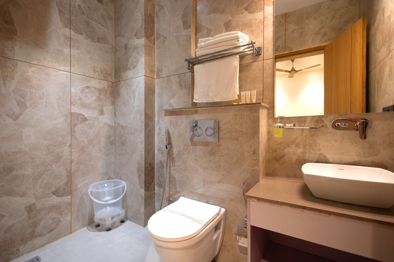 Habitación superior | Baño | Ducha, artículos de higiene personal gratuitos, toallas y jabón