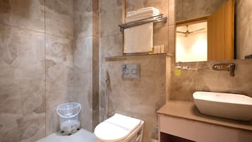 Habitación superior | Baño | Regadera, amenidades de baño gratuitas, toallas, jabón