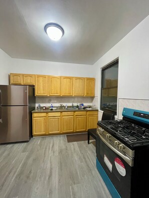 Microwave - Your new NYC home: Peaceful room for rent in the heart of Astoria. (Astoria)