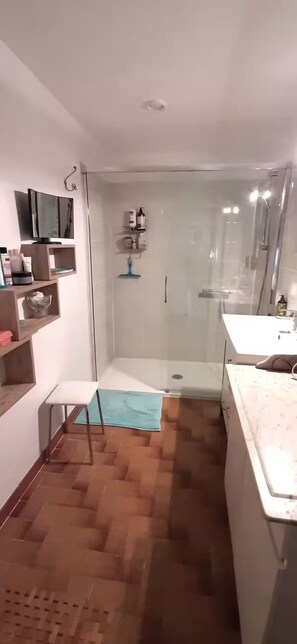 Dusche, Haartrockner, Handtücher, Seife