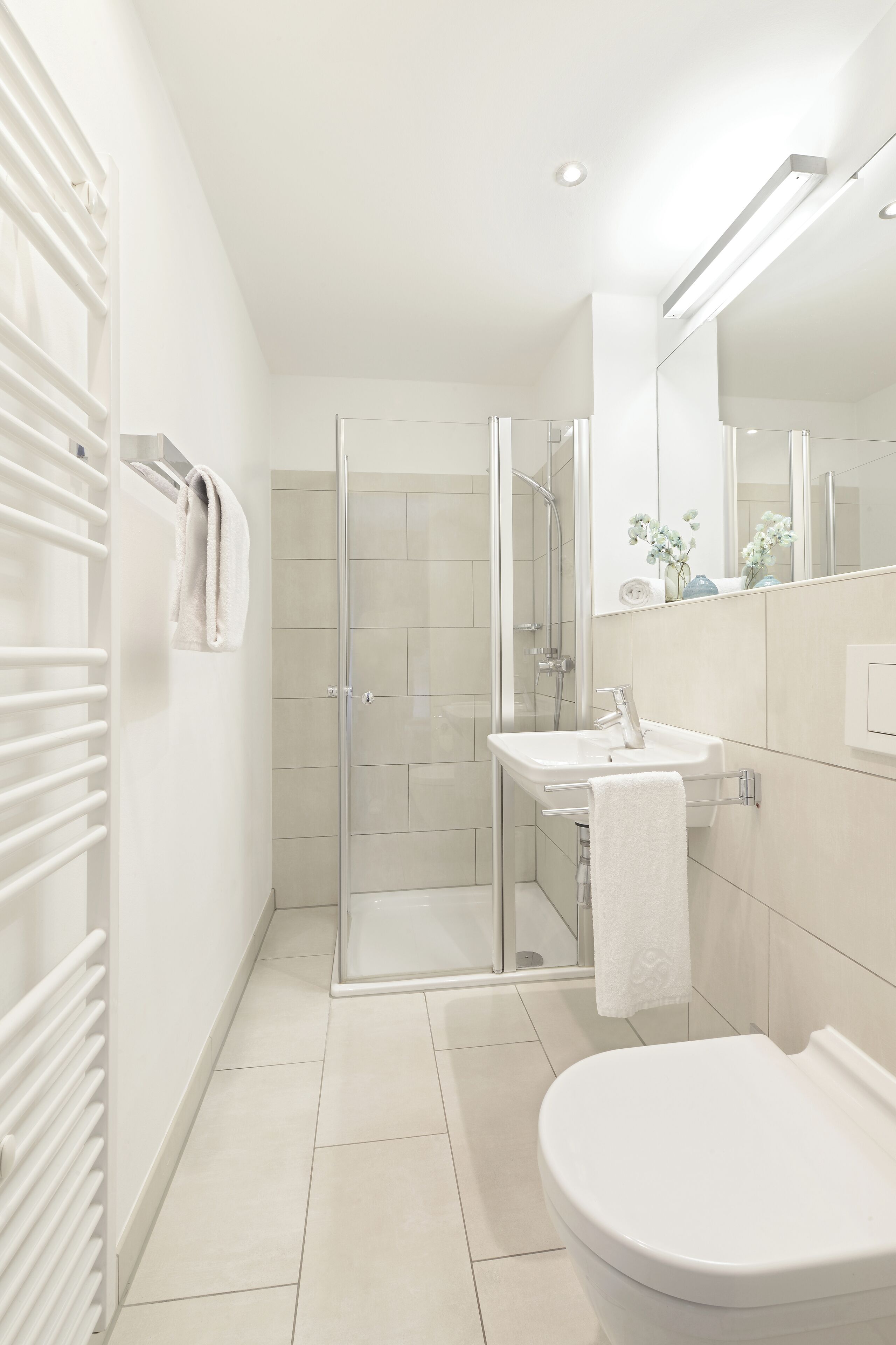 舒适开间 | 浴室 | 淋浴设施、吹风机、毛巾、肥皂