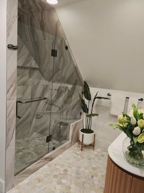 Dusche, Haartrockner, Handtücher