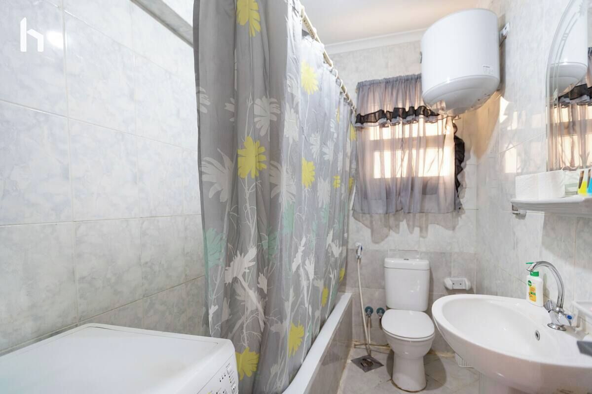 Une salle de bain avec une baignoire, des toilettes et un lavabo.