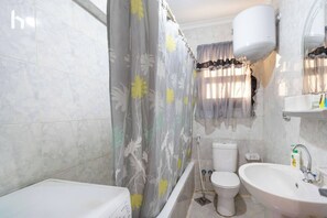 Family Apartment, City View | Bathroom