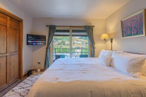 3 habitaciones, escritorio y tabla de planchar con plancha 