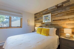 3 bedrooms, desk, iron/ironing board, travel crib