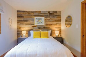 3 bedrooms, desk, iron/ironing board, travel cot