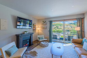 TV, fireplace, offices - Mountain Sunrise, Hot tub, Shuttle Route, Garage (Crested Butte)