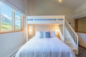 3 bedrooms, desk, iron/ironing board, travel crib